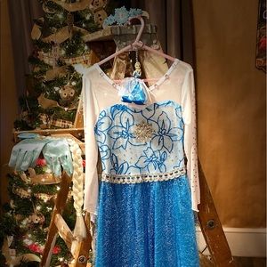 Princess Elsa Dress Up Gown. For Ages 4/5-7/8. Comes with Accessories.
